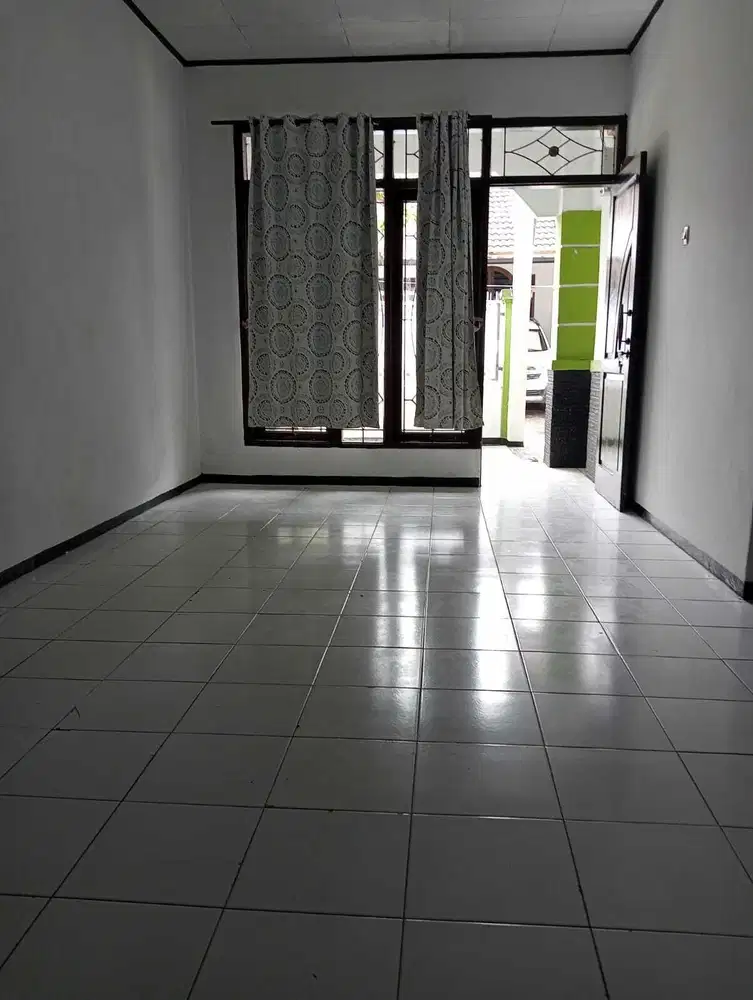 Dikontrakan rumah nyaman di Taman cibaduyut indah