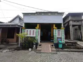 RUMAH DI DESA KANDANGAN, DUDUKSAMPEYAN GRESIK