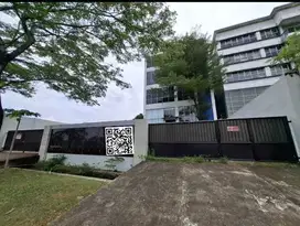 Disewakan Gedung Strategis di Jalan Boulevard Harapan Indah, Bekasi.