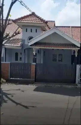 Disewakan rumah terawat siap huni depan taman di galaxy bebas banjir