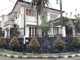 Dijual rumah mewah ada basement SHM di Slipi - Jakarta Barat