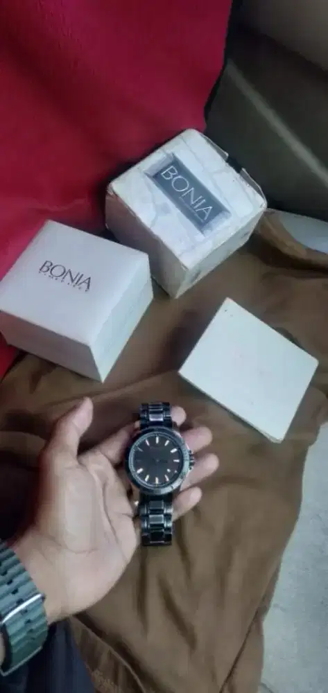 Di jual jam tangan merek Bonia original,asli dan tahan air chek ,tes