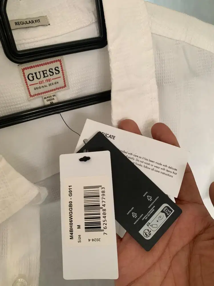 Kemaja putih guess