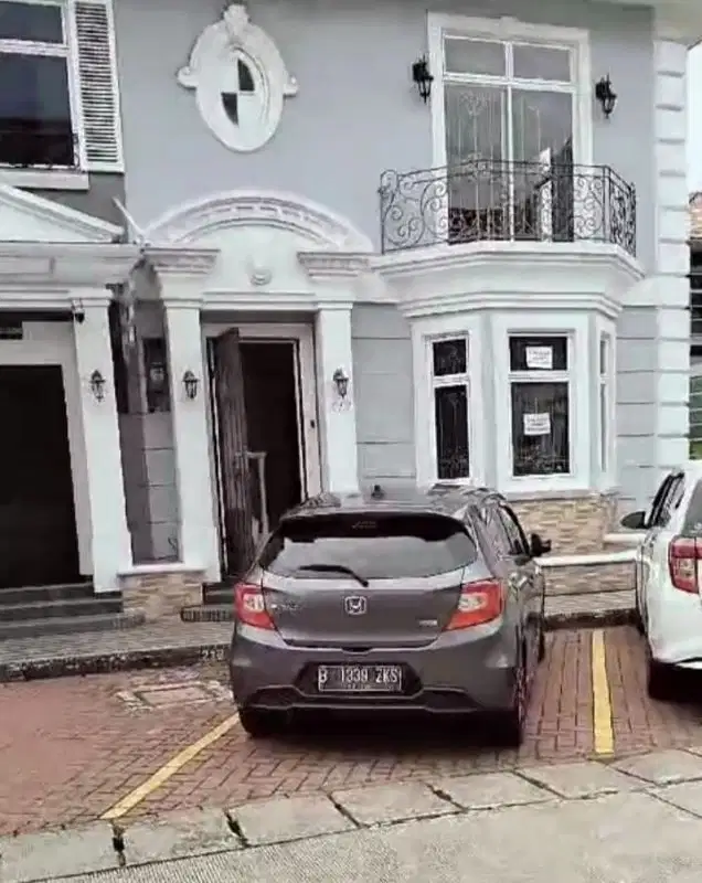 Dijual town house taman Paris dua lantai HUK sebelah taman