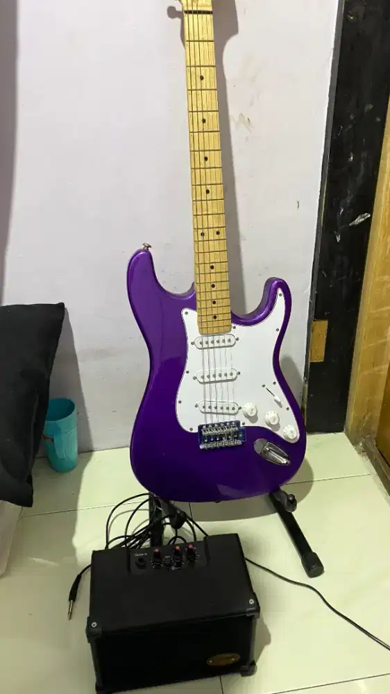 Gitar listrik merk Divergio warna ungu mulus
