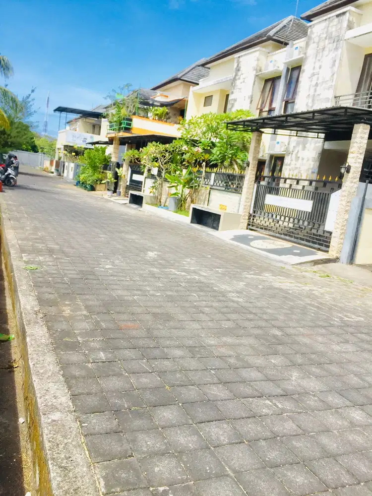 RUMAH DUA LANTAI 5 MENIT KE PANTAI MELASTI