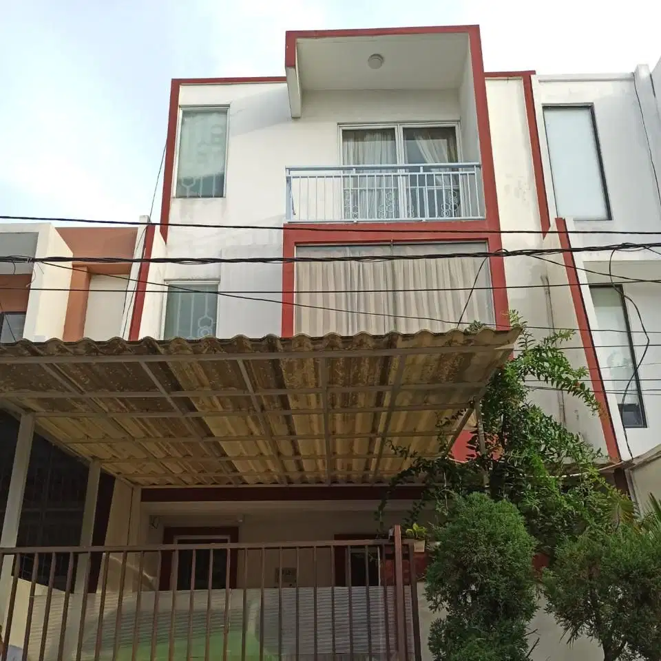 RUMAH CANTIK 3 LANTAI DI GREEN VILLE