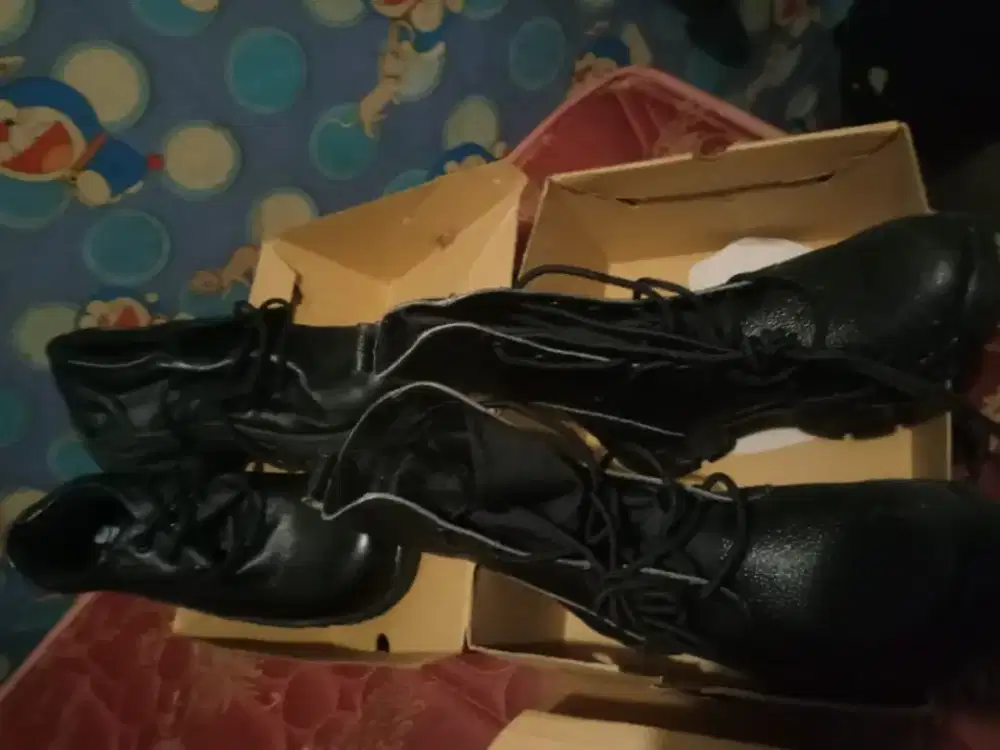Di jual sepatu van topeL SM sepatu security