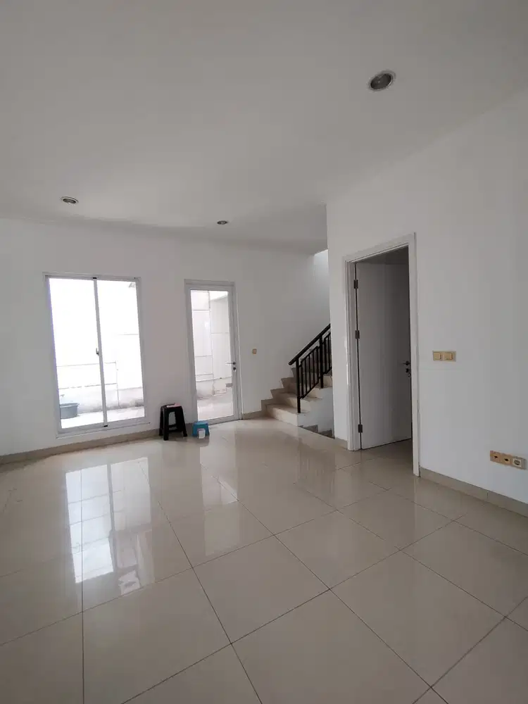 Rumah Bagus Di Green Lake City Luas 8x18m 2 Lantai Berikut AC 4 Unit
