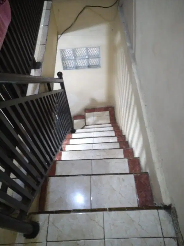 dijual rumah di menceng