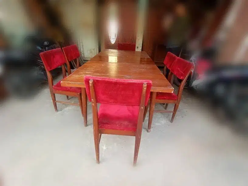 Meja makan + 6 kursi jati jok merah bludru