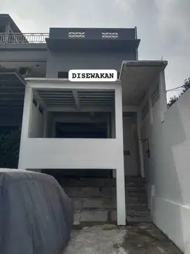 Disewakan Rumah 3 lantai di Jalan utama Kebagusan Raya.