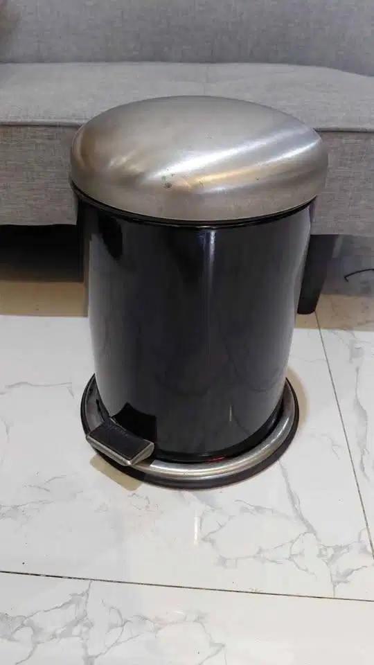 Tempat sampah model pedal merk informa
