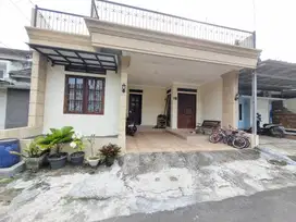 Rumah mewah 2 lantai deket gerbang perumahan dan jalan raya