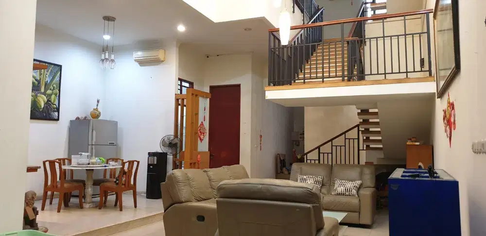 RUMAH FULL RENOVASI E LANTAI HADAP TIMUR JALAN LEBAR DI TAMAN COSMOS