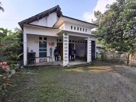 RUMAH DI KELURAHAN NGLARANGAN, KANOR, BOJONEGORO
