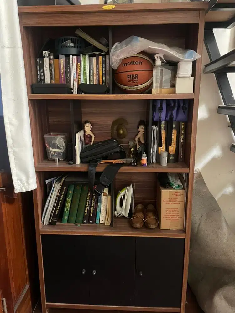 Lemari Pajangan (Romaro Furniture)