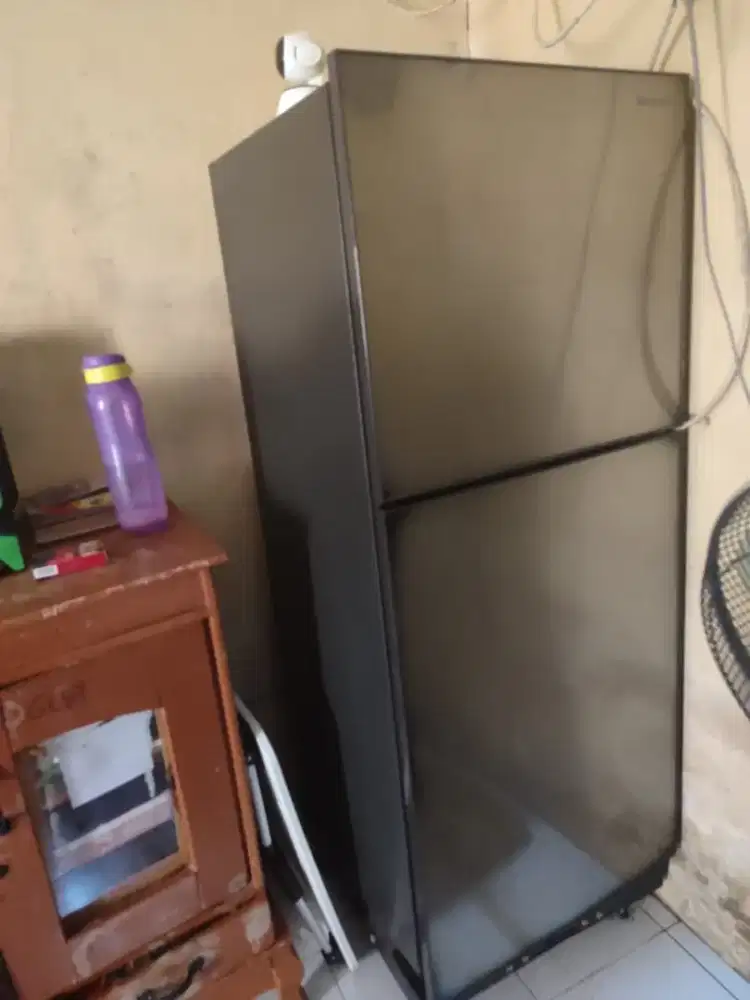 Lemari es  pintu 2,merek Sharp