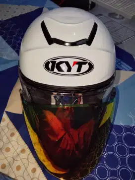 Helm KYT Putih.