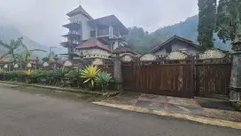 Villa Mewah 2 Lantai Dengan Bangunan Kayu di Tawangmangu Solo