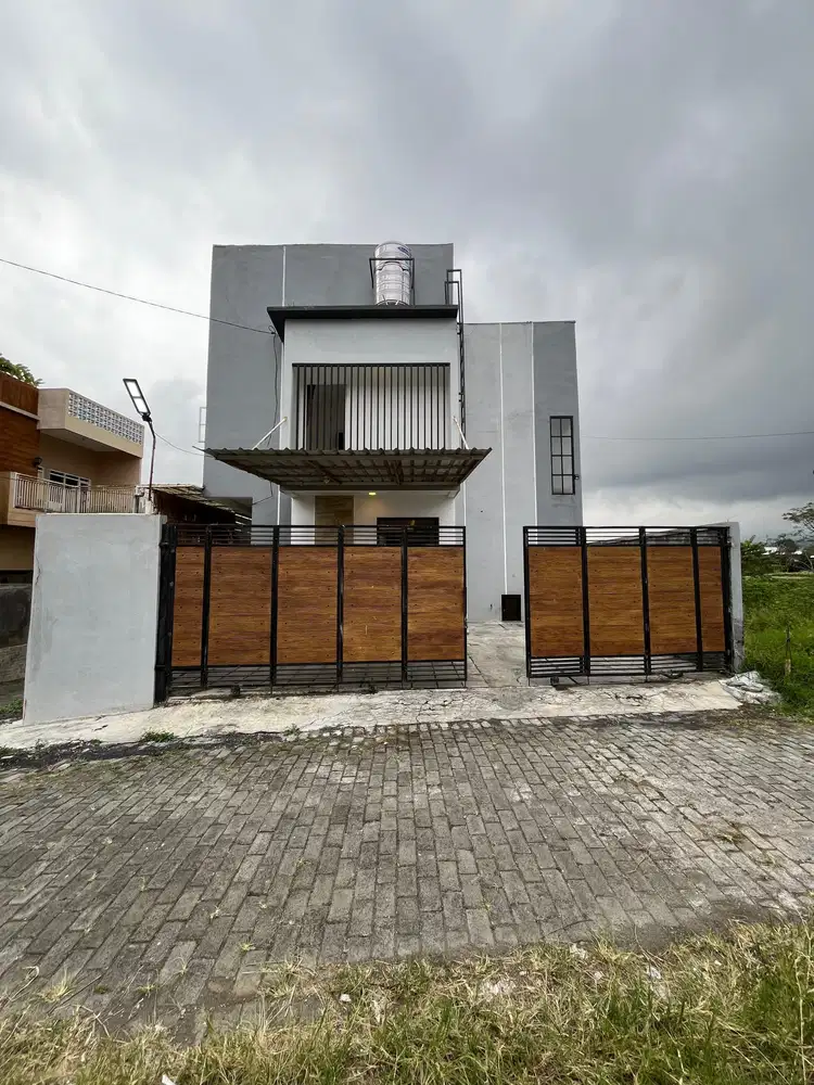 Dijual Cepat Rumah Villa 2 Lantai Furnish dekat Alun Alun Kota Batu