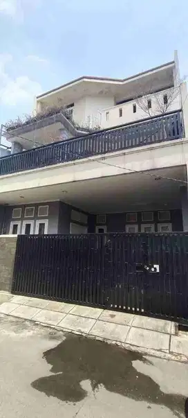 Rumah 3 Lantai  di Komplek Pondok Pekayon Indah Bekasi