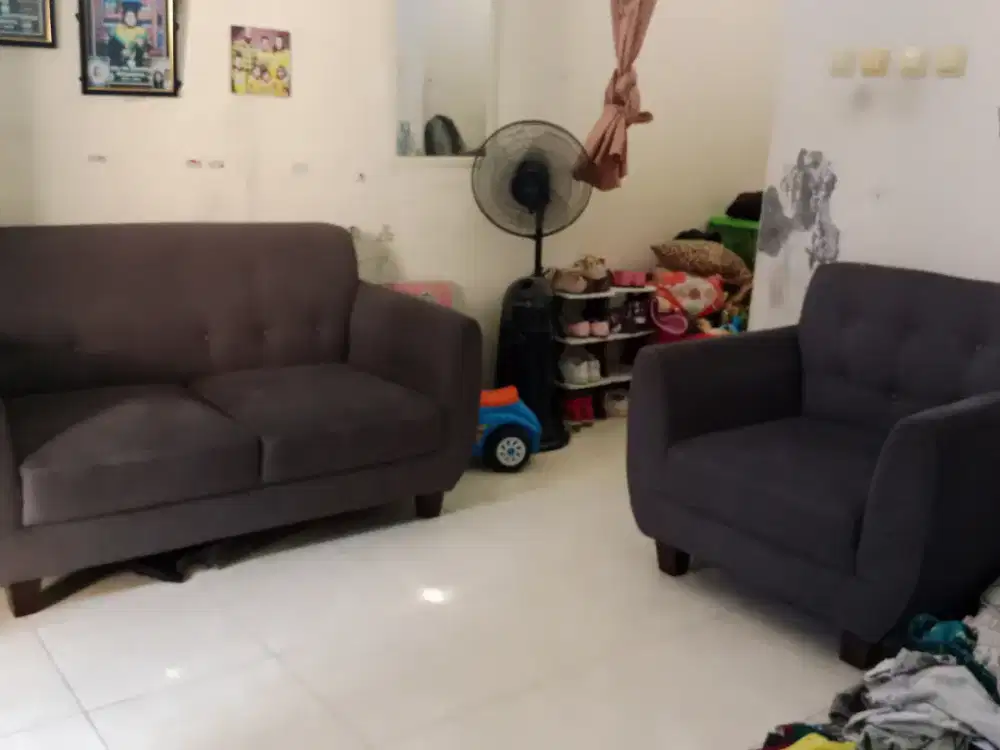 Dijual sofa warna abu2 bahan anti cakar kucing, anti sobek.