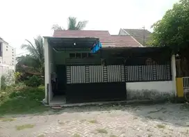 RUMAH DI KELURAHAN BANARAN, BABAT LAMONGAN