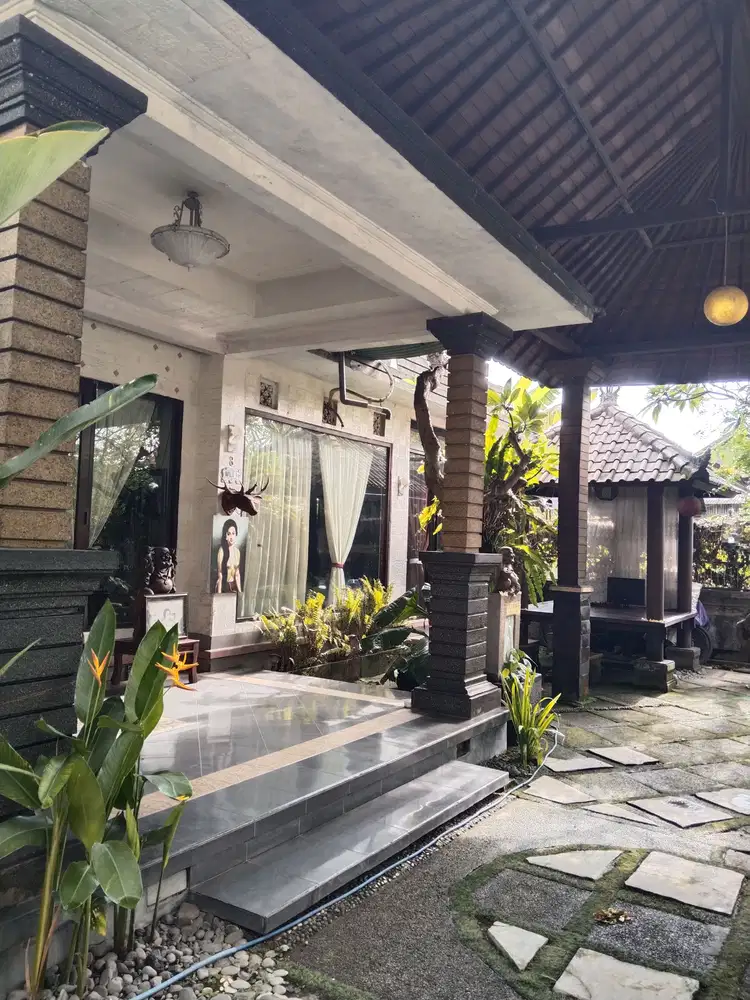 Disewakan rumah stil villa pinggir jln utama dekat pantai