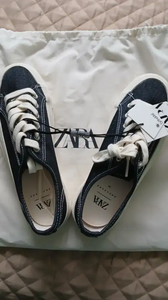 Zara Sepatu Sneakers Hitam size 37