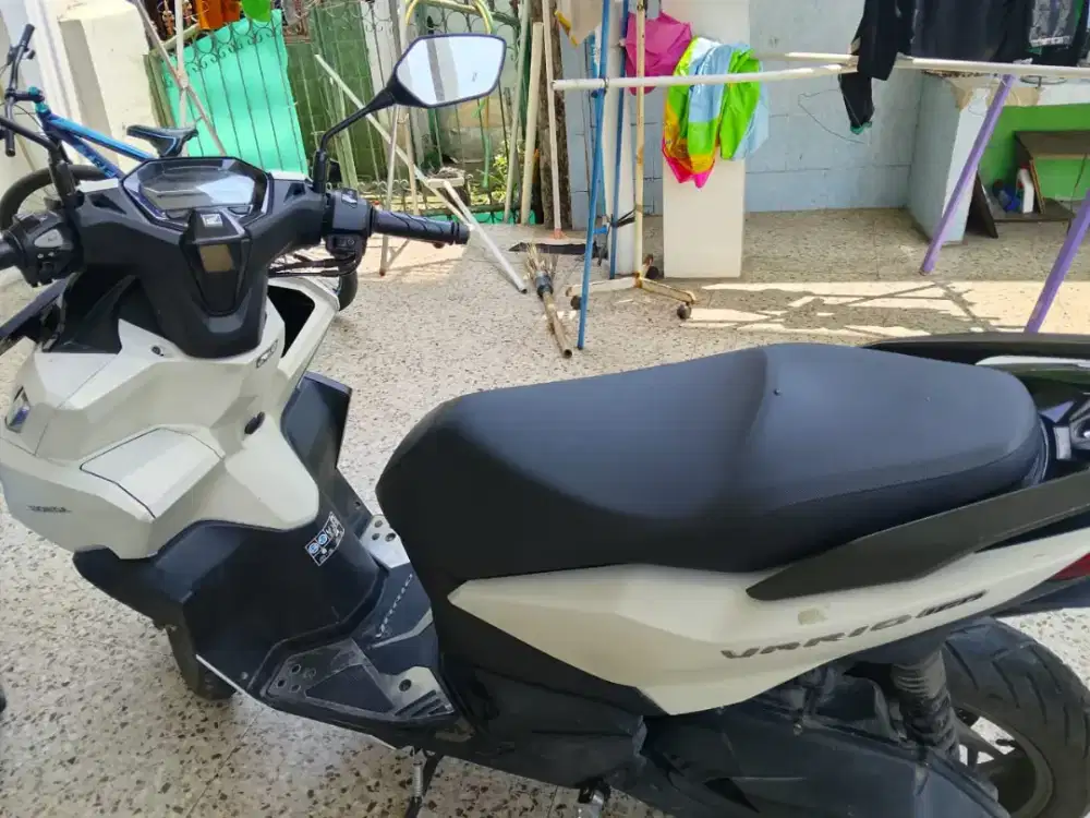 dijual cepat motor Honda Vario 160 putih