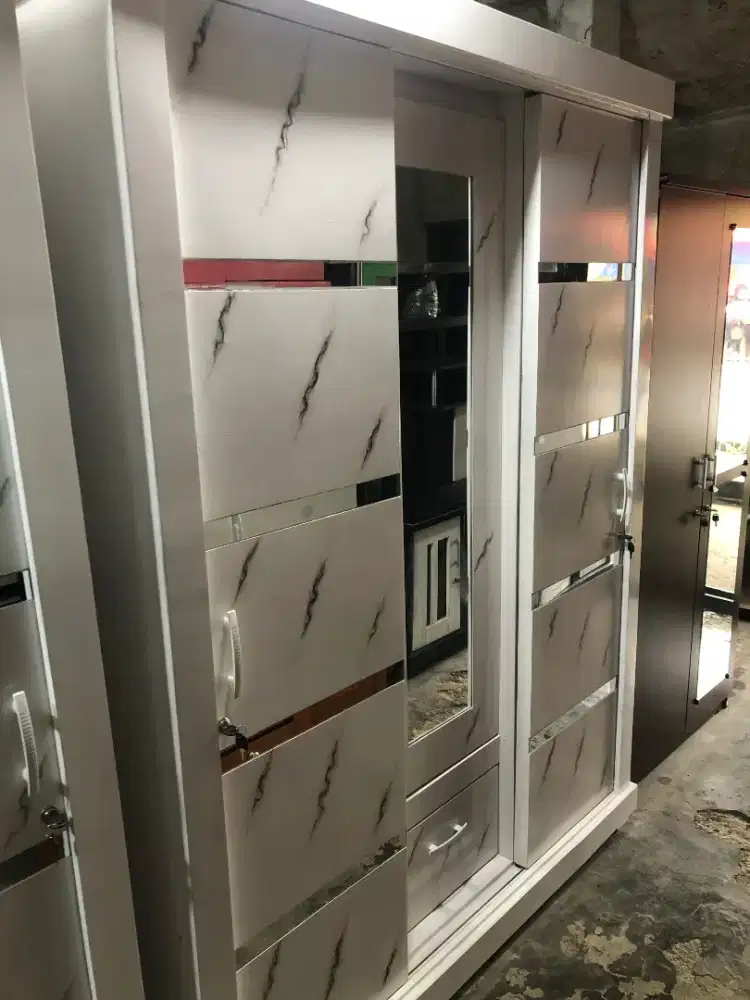 LEMARI PAKAIAN KAYU 3 PINTU SLIDE