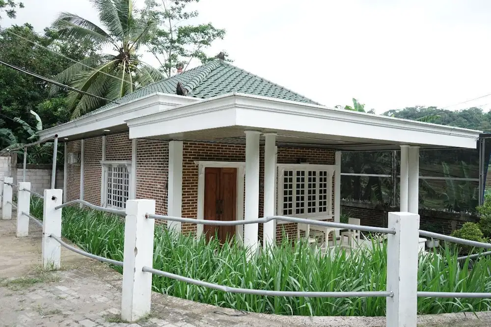 Dijual Lahan Kandang Sapi Luas berikut Rumah Villa Siap Huni Balekamba