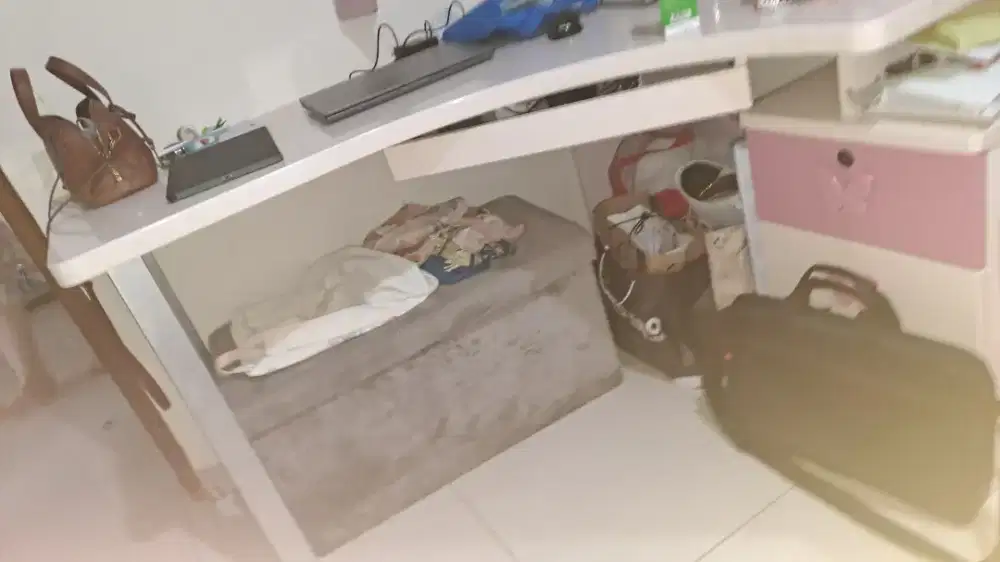 Meja belajar sama lemari