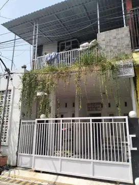 RUMAH DI KELURAHAN SUKOMULYO, MANYAR, GRESIK