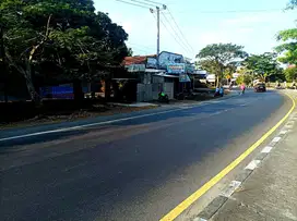 Rumah di pinggir jalan Raya Batujai Praya