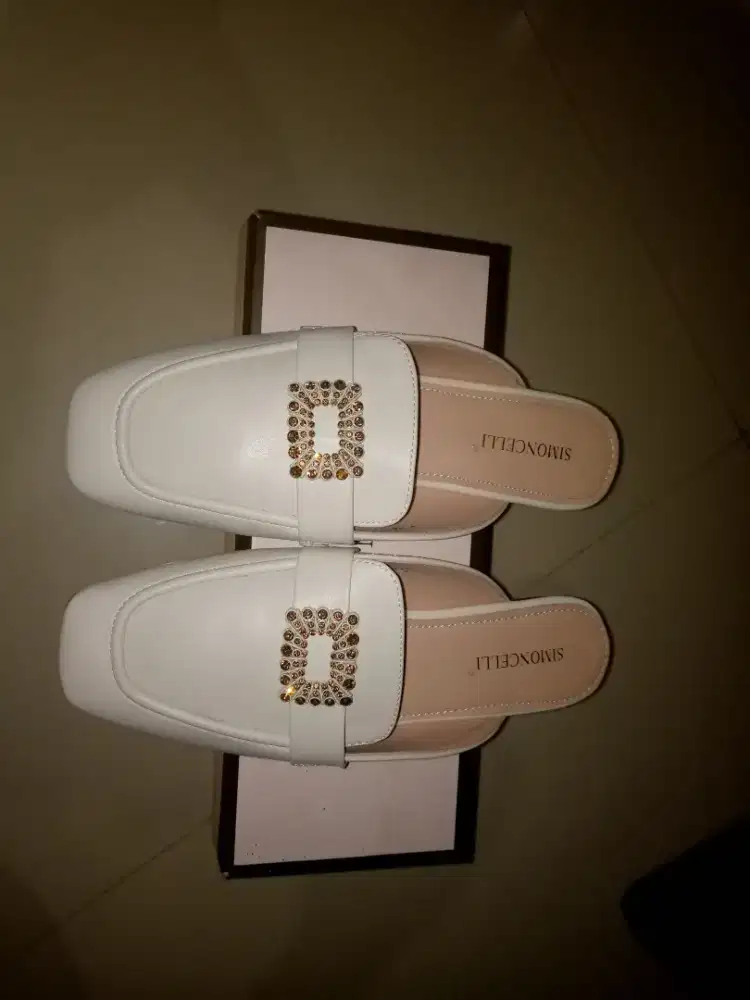 Dijual sendal sepatu merk Simoncelli