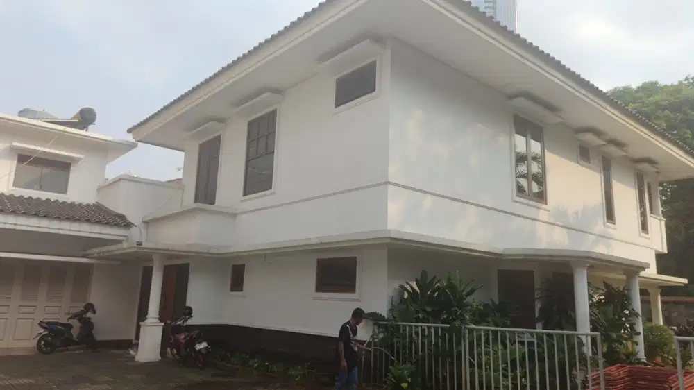 Rumah Sewa Menteng 2 lantai murah ada kolam renang bagus straegis