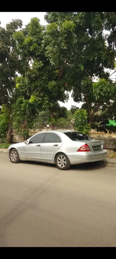 Mercedes-Benz C200 2023 Bensin