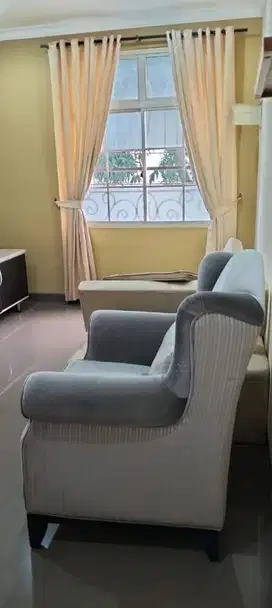 jual cepat town house tmn Paris Lippo Karawaci. Dua lantai