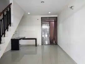 Disewakan Rumah Green Lake City Cluster East Asia Ukuran 4 x 15