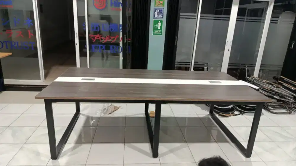 Meja rapat kaki besi
