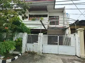 RUMAH DI KELURAHAN PRADAH KALIKENDAL, DUKUH PAKIS, SURABAYA