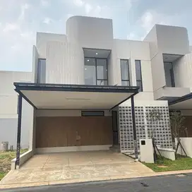 DISEWAKAN! RUMAH SUVARNA SUTERA DI LOKASI STRATEGIS DEKAT PINTU MASUK TOL