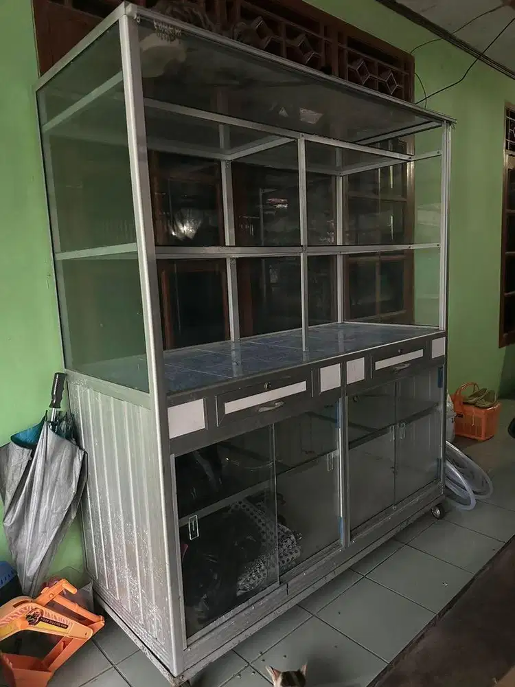ETALASE KACA BESAR