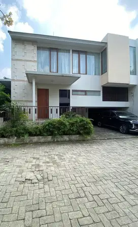 Disewa Rumah Minimalis Modern di Town House Dan Private Swimming Pool