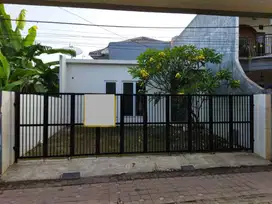 Rumah dengan Halaman Luas Di Perumahan Rancho Indah Jakarta Selatan