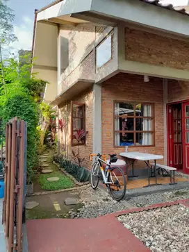 RUMAH DENGAN ARSITEKTUR COUNTRY STYLE AREA KARAWACI - TANGERANG