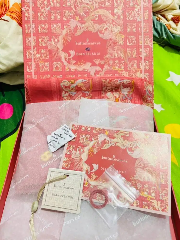 Buttonscarves original like new