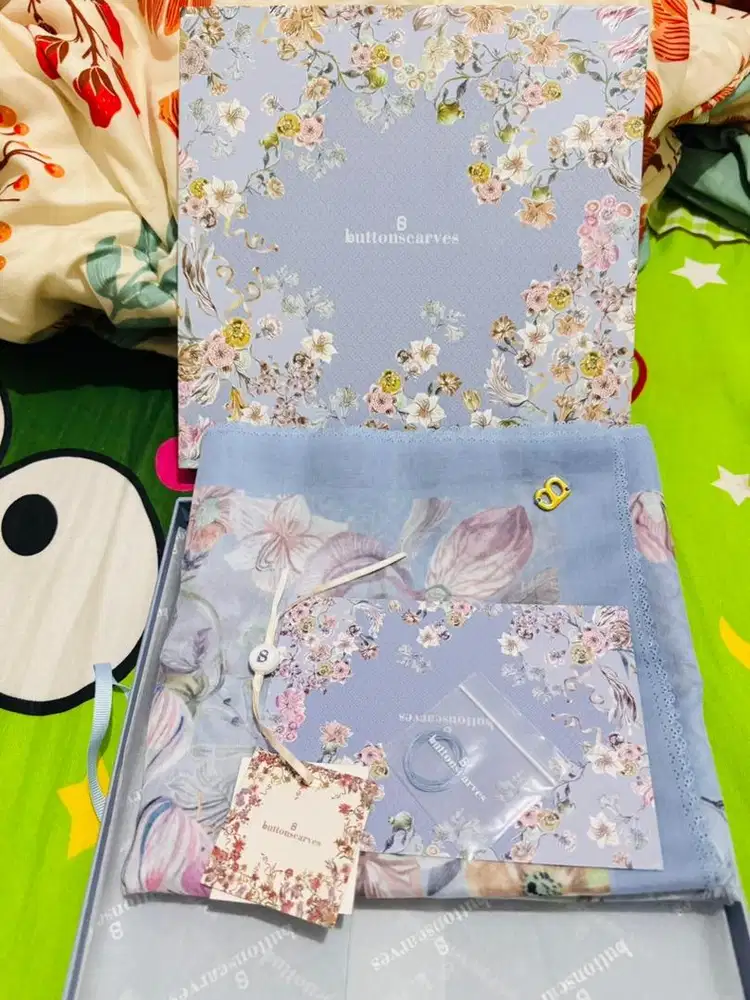 Buttonscarves original like new